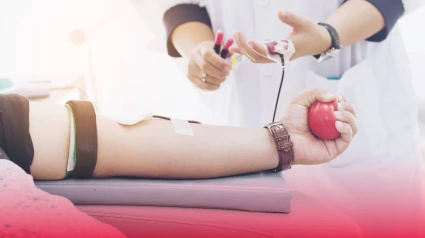 Persona donando sangre