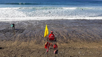 Socorrista vigilando una playa de las Palmas de Gran Canaria