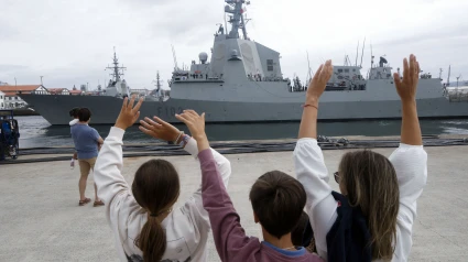 Despedida de la fragata 'Almirante Juan de Borbón' desde el Arsenal Militar de Ferrol