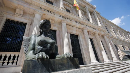 (Foto de ARCHIVO)Una de las dos esfinges de bronce que hay a ambos lados de la escalera principal de acceso al Museo Arqueológico Nacional (MAN), a 8 de septiembre, en Madrid (España). El Museo Arqueológico Nacional es una institución pública cuyo objetivo es ofrecer a todos los ciudadanos una interpretación rigurosa, atractiva, interesante y crítica del significado de los objetos que pertenecieron a los distintos pueblos de la actual España y del ámbito mediterráneo, desde la Antigüedad hasta épocas recientes, de manera que el conocimiento de su historia les sea útil para analizar y comprender la realidad actual.Eduardo Parra / Europa Press09 SEPTIEMBRE 2023;FACHADA;NEOCLÁSICO;ARQUITECTURA;MUSEO;CULTURA;PUEBLOS;ARQUEOLOGÍA;ESFINGES;ESTATUAS09/9/2023