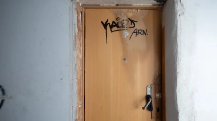 Puerta de un piso okupado