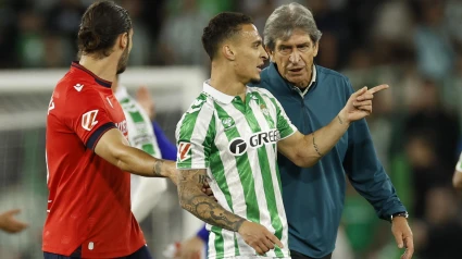 SEVILLA, 11/05/2025.- El delantero brasileño del Betis, Antony y el técnico chileno del equipo bético, Manuel Pellegrini, a la finalización del partido de la jornada 35 de LaLiga EA Sports, que han disputado frente a Osasuna este domingo en el estadio Benito Villamarín en Sevilla. EFE / Julio Muñoz .