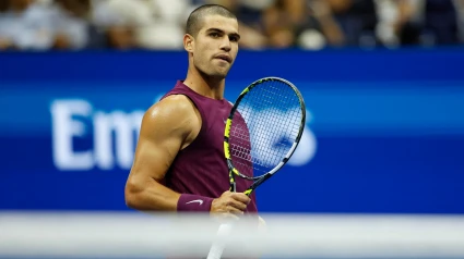 Carlos Alcaraz de España reacciona después de ganar un punto contra Mattia Bellucci de Italia durante la segunda ronda del Campeonato Abierto de Tenis de Estados Unidos en el Centro Nacional de Tenis Billie Jean King de la USTA en Flushing Meadows, Nueva York.