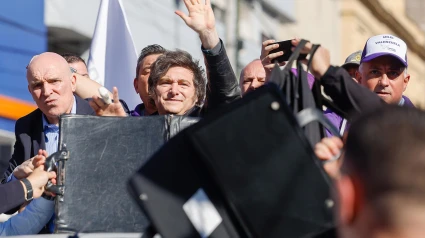 El presidente de Argentina, Javier Milei, saluda durante un acto de campaña electoral este miércoles, en Lomas de Zamora (Argentina)