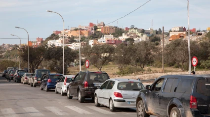 Fila de coches esperan en la frontera marroquí en la ciudad autónoma de Melilla, territorio español en el norte de África, España