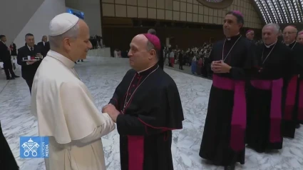 El Arzobispo de Santiago saluda al Papa León, en Roma