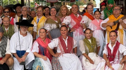 Paola Laynez con las asociaciones