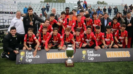 Gonzalo con el equipo cadete del RCD Mallorca