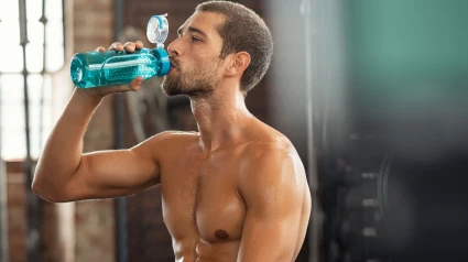 Hombre bebiendo agua tras hacer ejercicio
