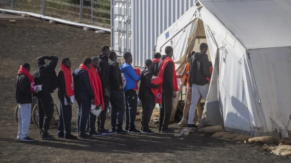 Varios migrantes a su llegada al Centro de Acogida Temporal de Extranjeros de San Andrés en el Hierro