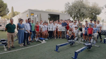 El alcalde de Sevilla, José Luis Sanz, junto a practicantes de remo en la ciudad