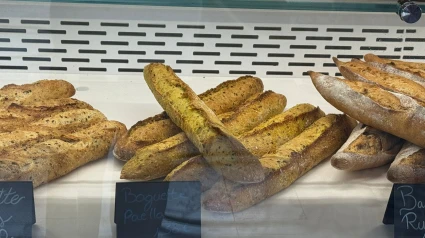 Algunas barras del pan con sabor a paella.
