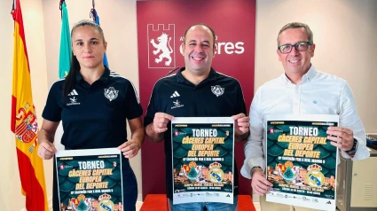 Tatiana, capitana del Cacereño Femenino; el director deportivo, Ernesto Sánchez, y el primer teniente alcalde de Cáceres, Emilio Borrega