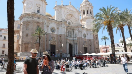 23/04/2024 Turistas en la plaza de la Catedral de Cádiz.POLITICA ROCÍO RUZ/EUROPA PRESS