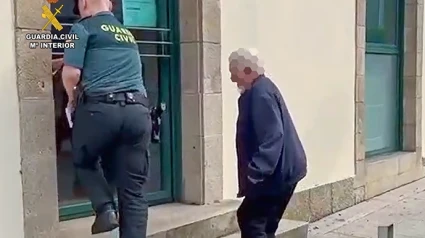 Traslado al juzgado del detenido por provocar cuatro incendios forestales en O Pino (A Coruña)