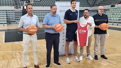 Nakic ya luce la camiseta de UCAM CB