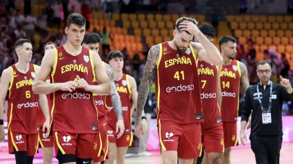 Los jugadores españoles se marchan decepcionados tras perder ante Georgia.