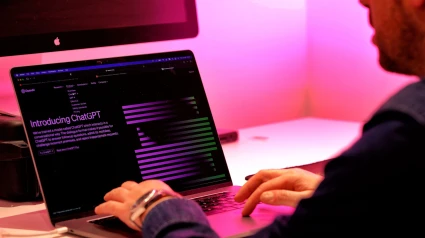 Un hombre usa la inteligencia artificial