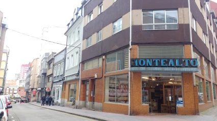 Cartel de la mueblería Monte Alto en la Avenida de Hércules de A Coruña