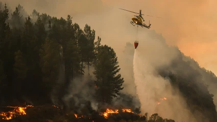 Labores de extinción de un incendio en Galicia