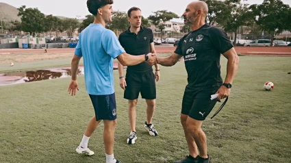 Paco Jémez saluda a Manu en presencia de Javi Lara