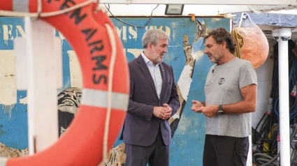 El presidente de Canarias, Fernando Clavijo (i), y el presidente y fundador de Open Arms, Óscar Camps (d), durante su visita de este jueves al buque de la ONG, en el puerto de Santa Cruz de Tenerife.