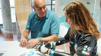 Firma entre el alcalde de Valdoviño y Sarah Almagro