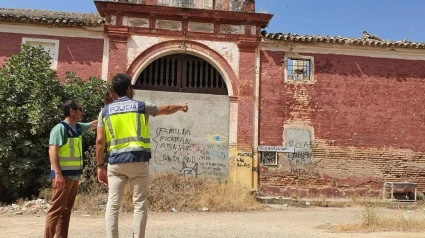Agentes de la Policía Nacional en las inmediaciones de la Hacienda Ibarburu en Dos Hermanas (Sevilla)