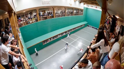 Trinquete del Club Tenis Pamplona durante un partido del Torneo del Jamón