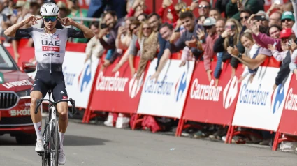 Ayuso celebrando su victoria en La Vuelta