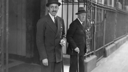 Alfonso XIII saliendo de un hotel en Londres