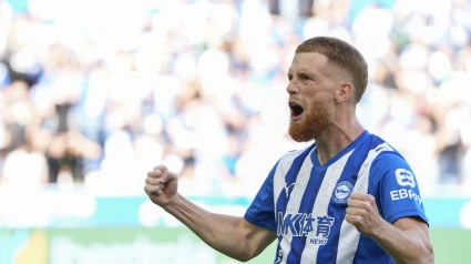 Carlos Vicente celebra su gol de penalti, en el Alavés - Atlético