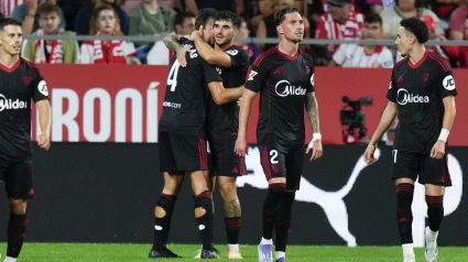 Los jugadores del Sevilla celebran su segundo gol, obra de Isaac Romero, durante el partido de la tercera jornada de LaLiga que Girona FC y Sevilla FC disputan este sábado en el estadio Municipal de Montilivi. EFE/Siu Wu