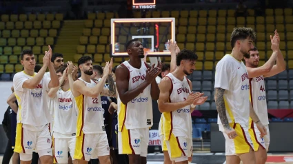 Los jugadores de España aplauden a los aficionados españoles