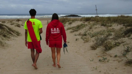 Imagen de dos socorristas en la playa de  A Frouxeira