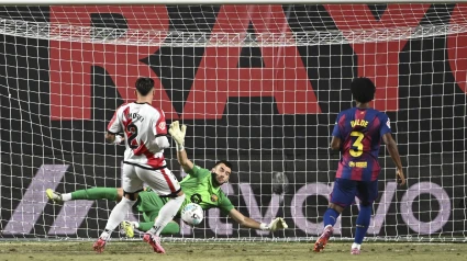 El guardameta del Barcelona Joan García Pons (c) detiene un balón durante el partido de LaLiga entre el Rayo Vallecano y el Barcelona, este domingo en el estadio de Vallecas. EFE/ Fernando Villar