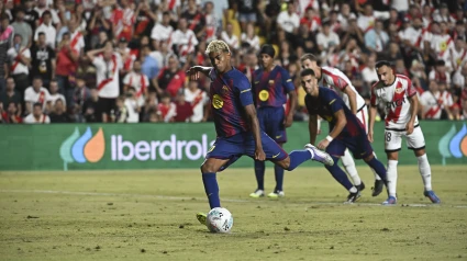 El delantero del FC Barcelona Lamine Yamal lanza el penalti para marcar el 0-1 durante el partido de la tercera jornada de LaLiga entre el Rayo Vallecano y el FC Barcelona, este domingo en el estadio de Vallecas. EFE/Fernando Villar