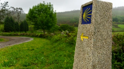 Mojón del Camino Inglés en el Camino de Santiago