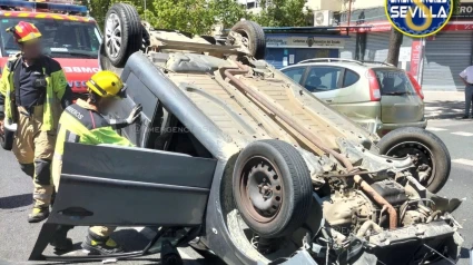 Un conductor septuplica la tasa de alcoholemia y vuelca su coche en Sevilla.