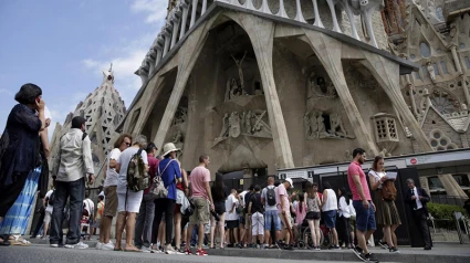Turistas haciendo cola para entrar a la Sagrada Familia