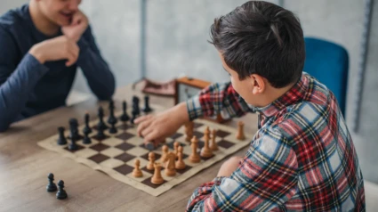 ajedrez jovenes jugando