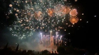 El piromusical a cargo de la empresa Alpujarreña ofreció un gran espectáculo de fuegos artificiales