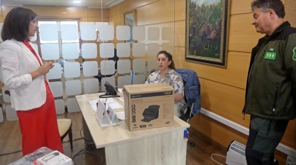 La Conselleira Ánxeles Vázquez visita una de las oficinas de la Xunta en Melide (A Coruña)