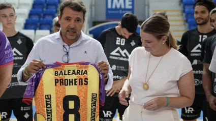 Marga Prohens recibe la camiseta personalizada de José Tirado