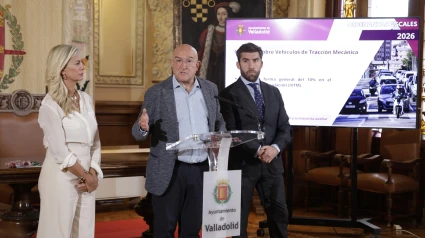 El concejal de Hacienda, Francisco Blanco, explica la bonificación para comercio y hostelería