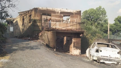 Así quedaron la casa y el vehículo de Samuel, vecinoade A Caridade, tras el incendio de Oímbra