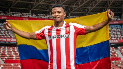 Óscar Cortés posa con la bandera de Colombia en El Molinón