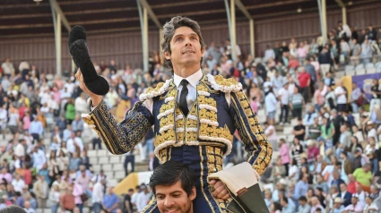 Sebastián Castella, en su salida a hombros este lunes en Palencia