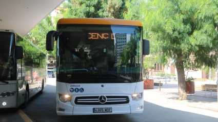Un autobús arribant a l'estació