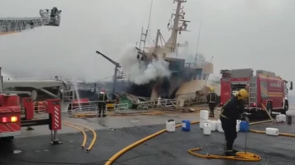 Incendio del buque Awadi en el Puerto de Ribeira